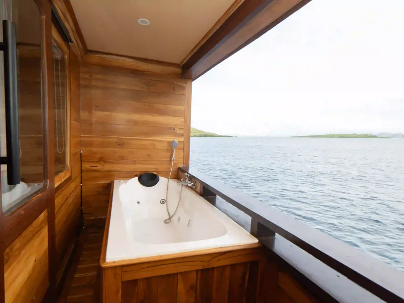 A master cabin aboard a Komodo charter boat