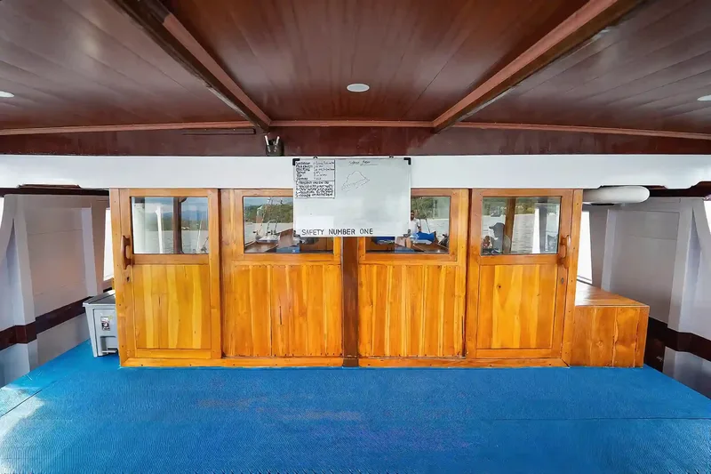 The main deck of a phinisi under way